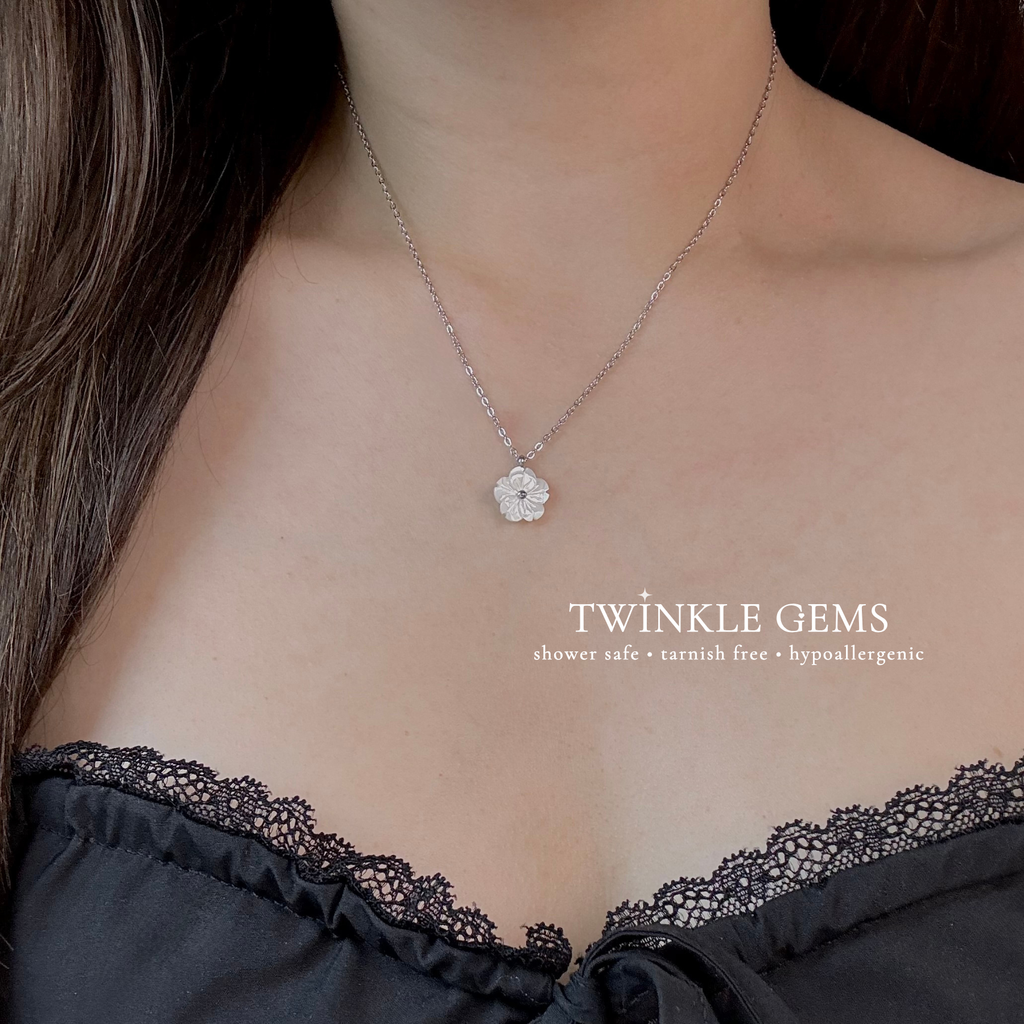 Snowpetal White Conch Necklace