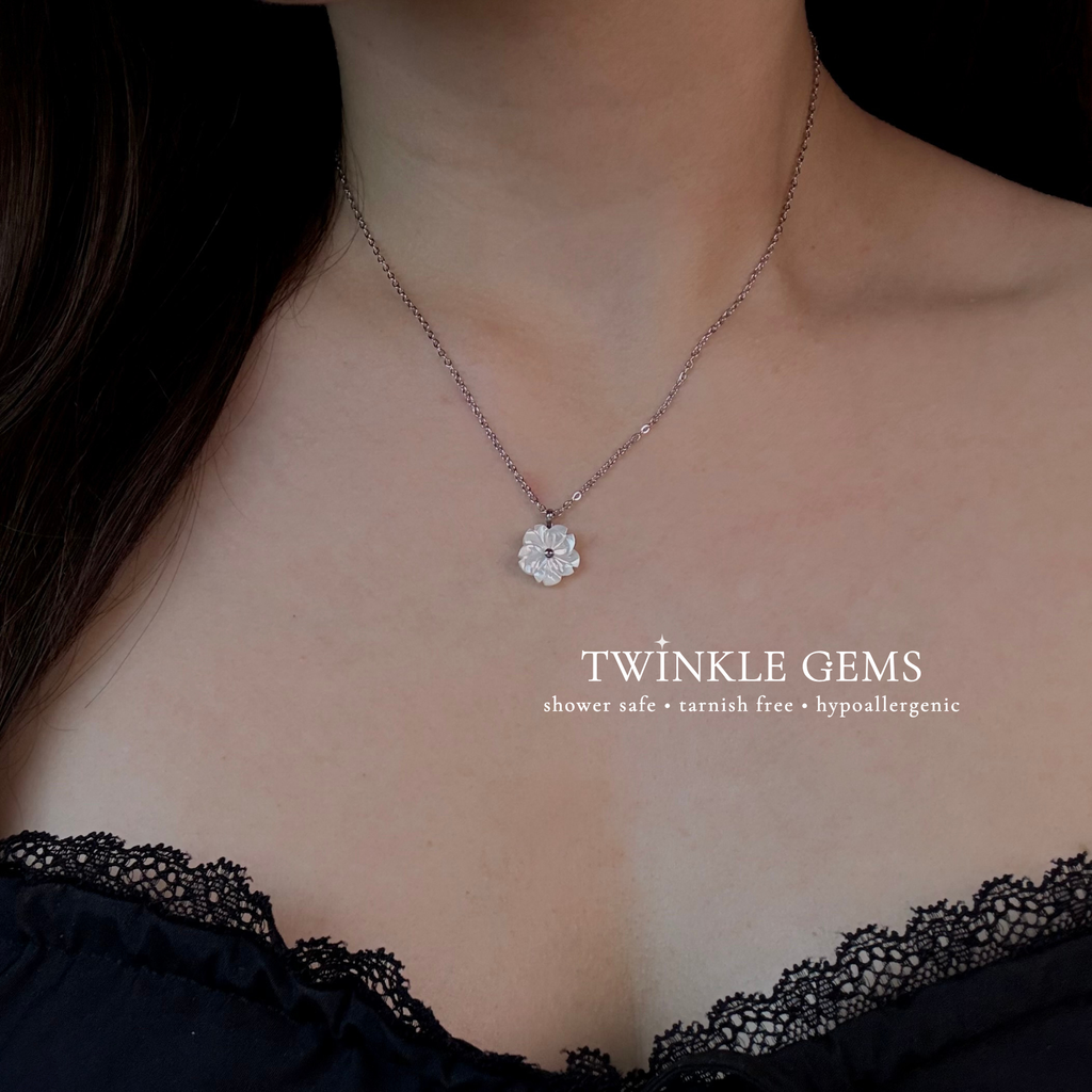 Snowpetal White Conch Necklace