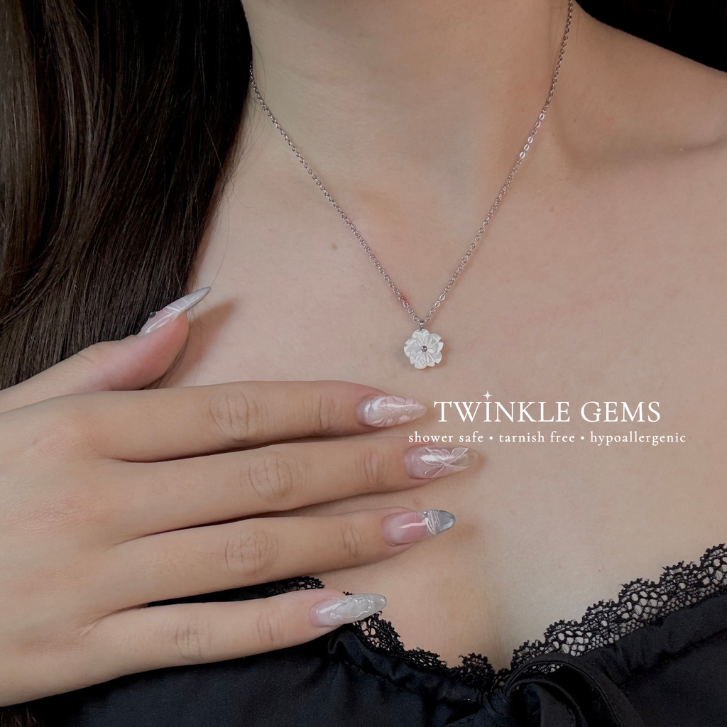 Snowpetal White Conch Necklace
