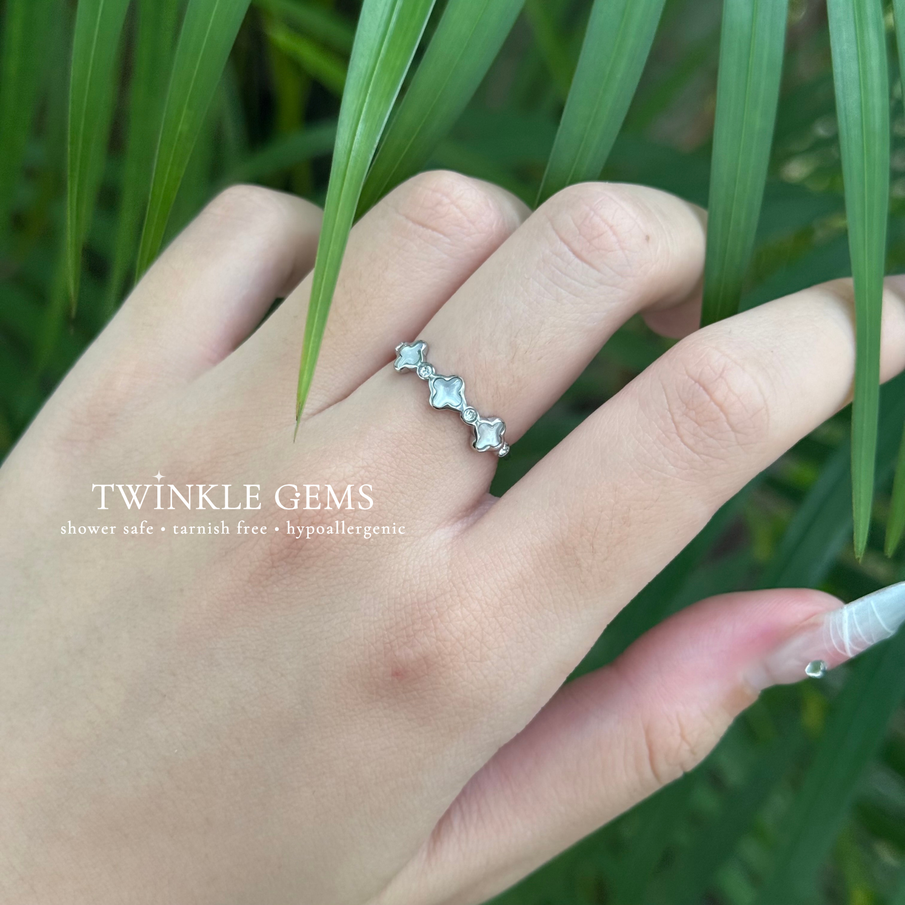 Clovera White Conch Ring
